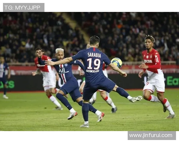 西甲赛场惊现冷门巴黎圣日耳曼战胜那不勒斯引发争议判罚讨论