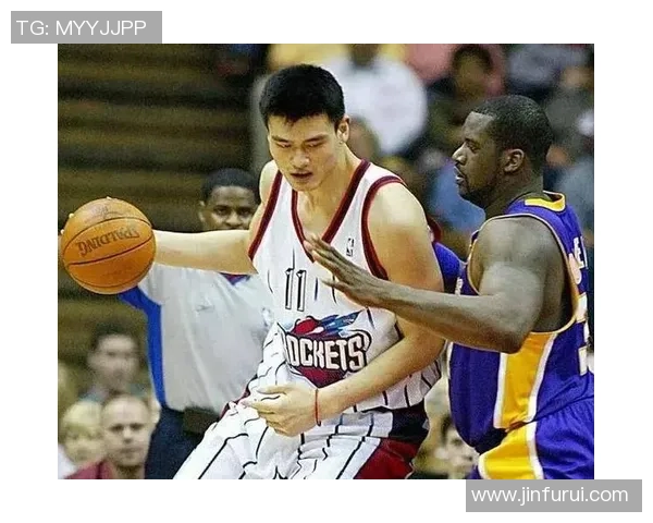 姚明在国际篮联赛场上的精彩瞬间与传奇表现回顾