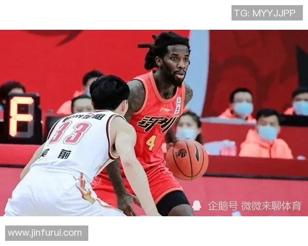 姚明在比赛间隙喝水的瞬间展现运动员的专注与坚持