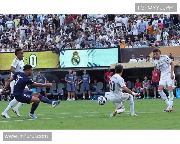 国王杯巴萨大胜巴黎圣日耳曼帽子戏法引发争议判罚全场沸腾