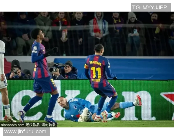 欧联杯巴萨绝杀莱比锡全场沸腾争议判罚引发热议