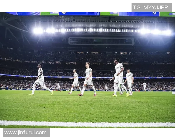 足总杯精彩对决国米逆转皇马引发全场热议与讨论